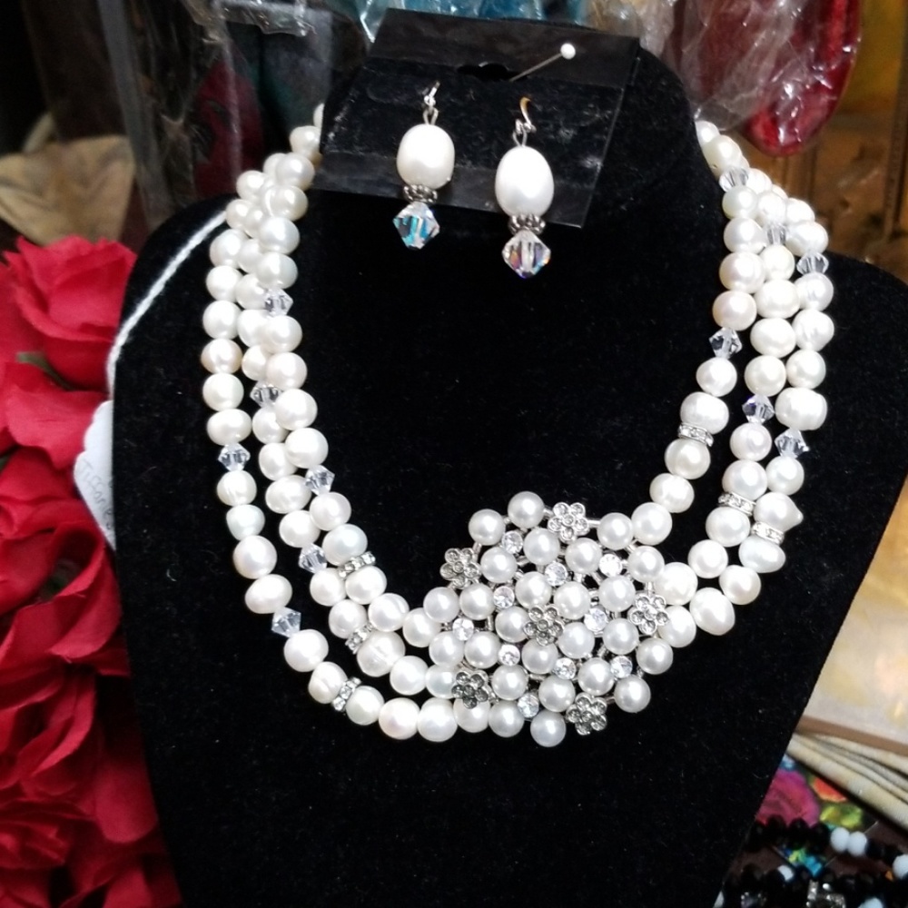 Neckline and earrings set